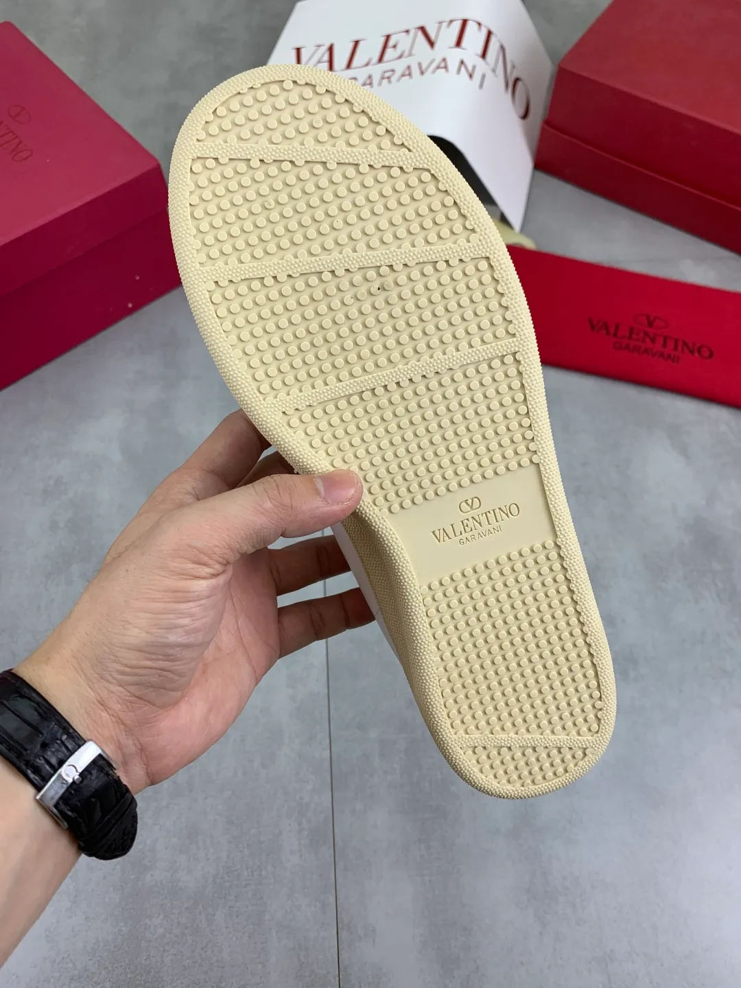Men's men's shoes 💰P520 New style 💰 Top version Valentino Valentino 25/ Royco series Cherry 🍒Couple style Casual sneakers White shoes Original purchase and development Production Classic and timeless low-top sneakers outline a lazy silhouette, supplemented by low-key and restrained brand details, evolved into a must-have item in the wardrobe, comfortable and versatile!  ✔️Fabric: Original customized first-layer cowhide ✔️Inner lining: Imported breathable sheep lining ✔️Sole: Original molded anti-slip rubber material ✔️Size: 38-45